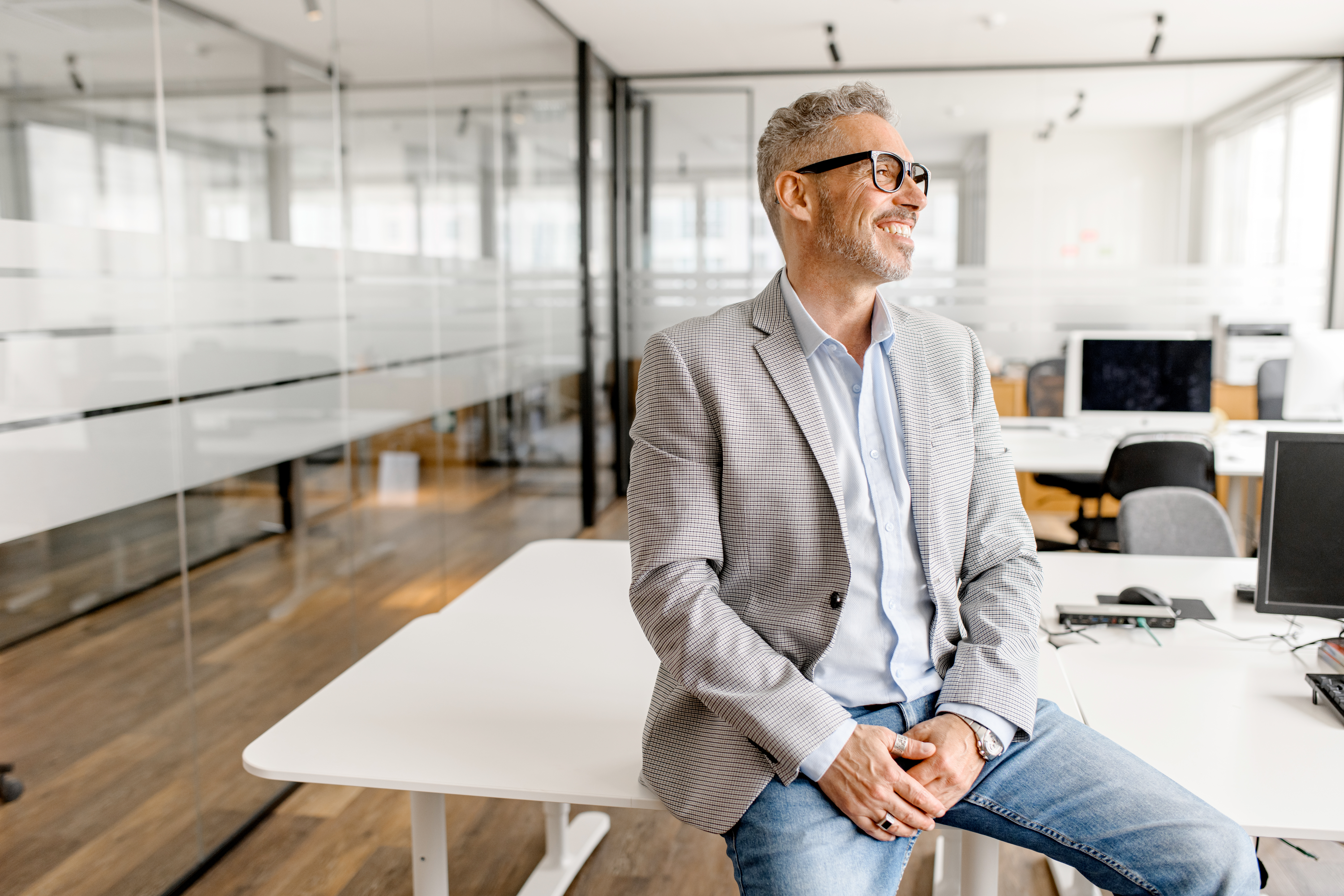 Executive leader in a modern workspace—representing advanced cash flow strategy, debt optimization, and conversion cycle efficiency led by fractional CFO expertise